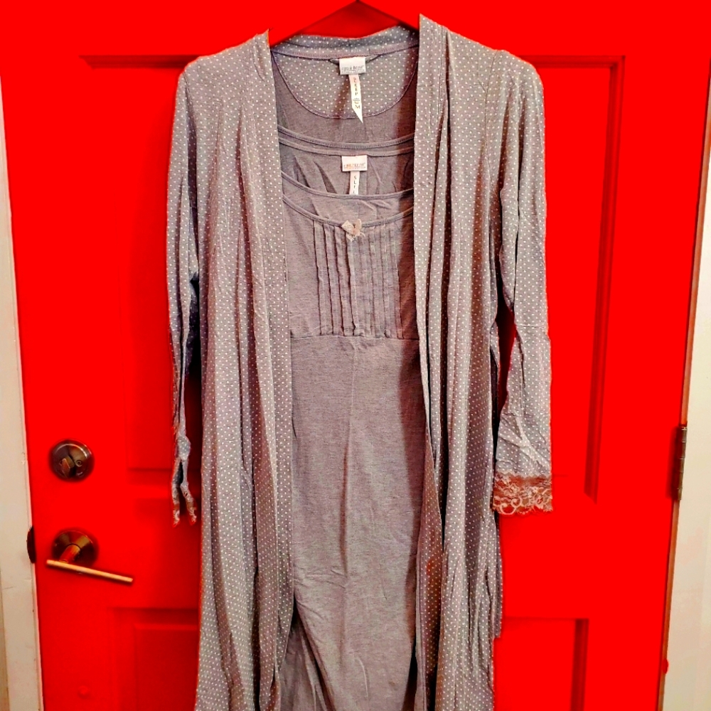 A Pea in the Pod Nursing / Maternity Nightgown and Robe - Sz M Lace Trim